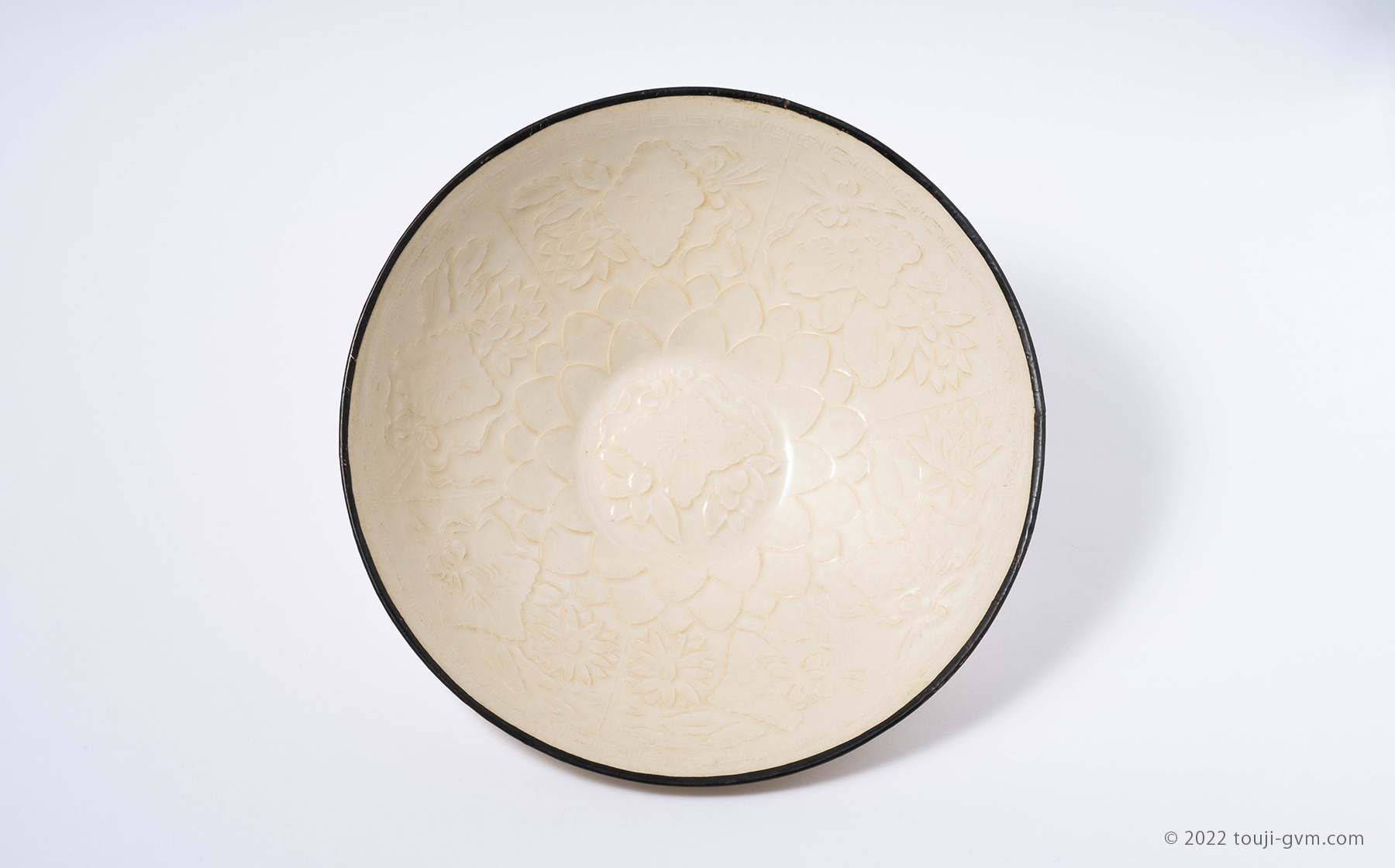 定窯 白磁印花草花文盤 – Ding ware Plate | 陶磁オンライン美術館ー