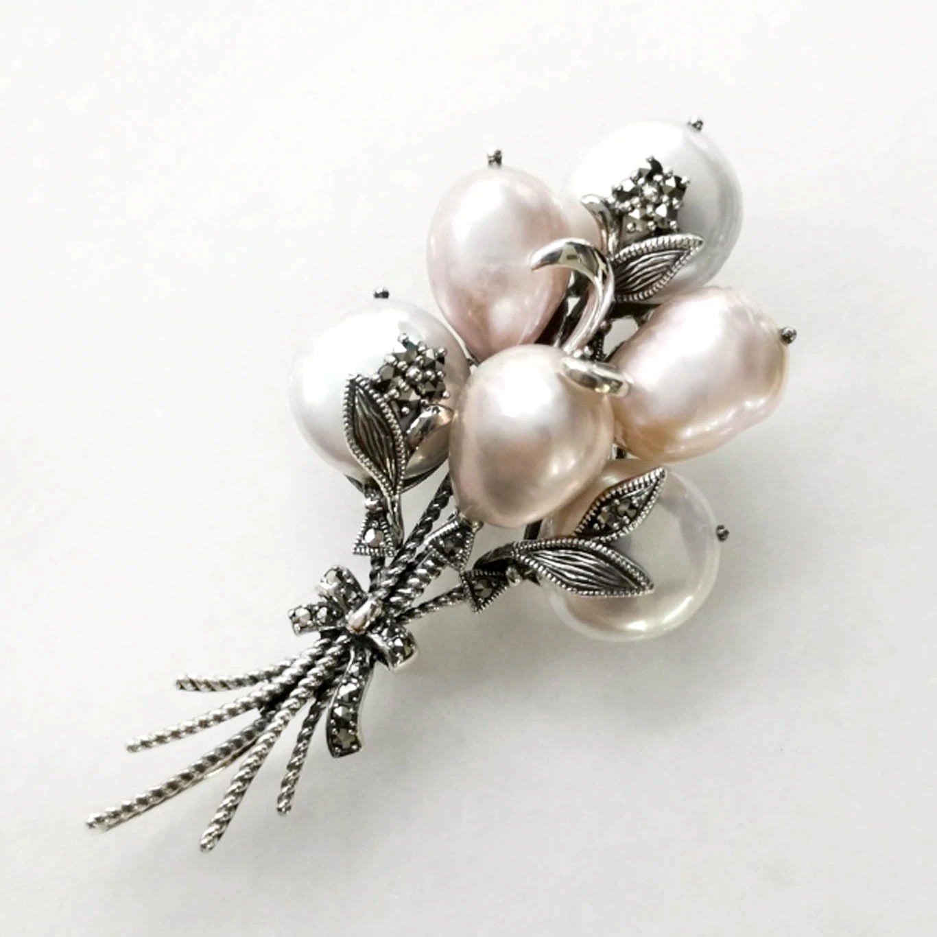 楽天市場】【碌山】 シルバー バロック パール 花束 ブローチ