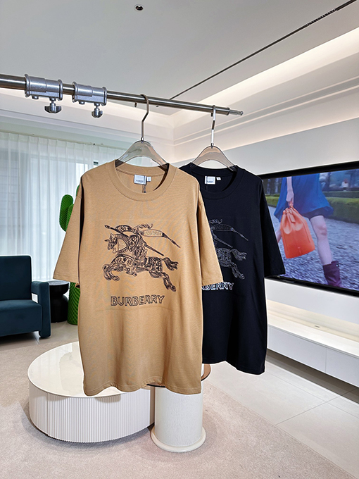 バーバリー刺繍戦馬Tシャツがファッションの焦点になった