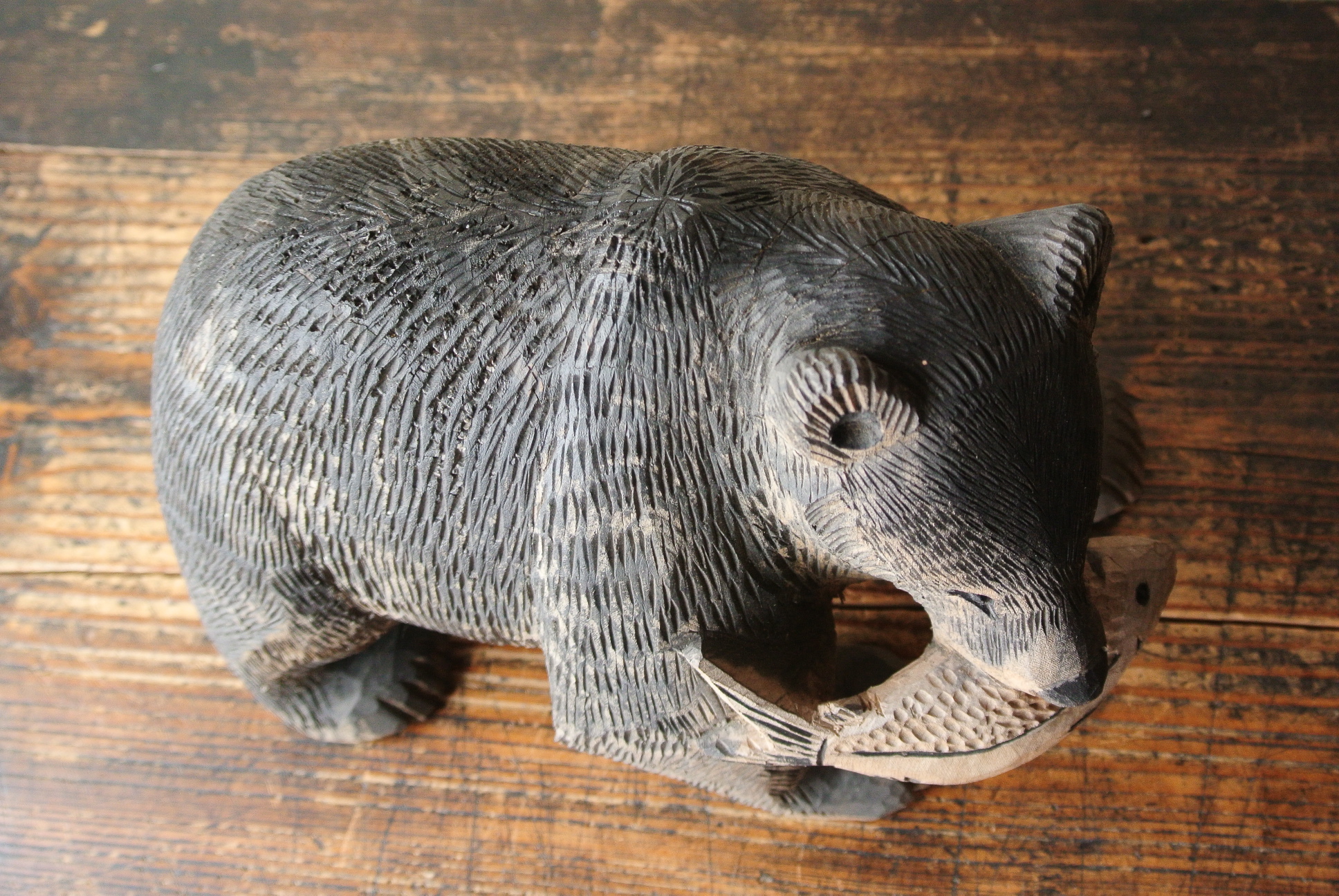 八雲の木彫り熊「鮭くわえ」 - アンティーク雑貨・古道具の札幌