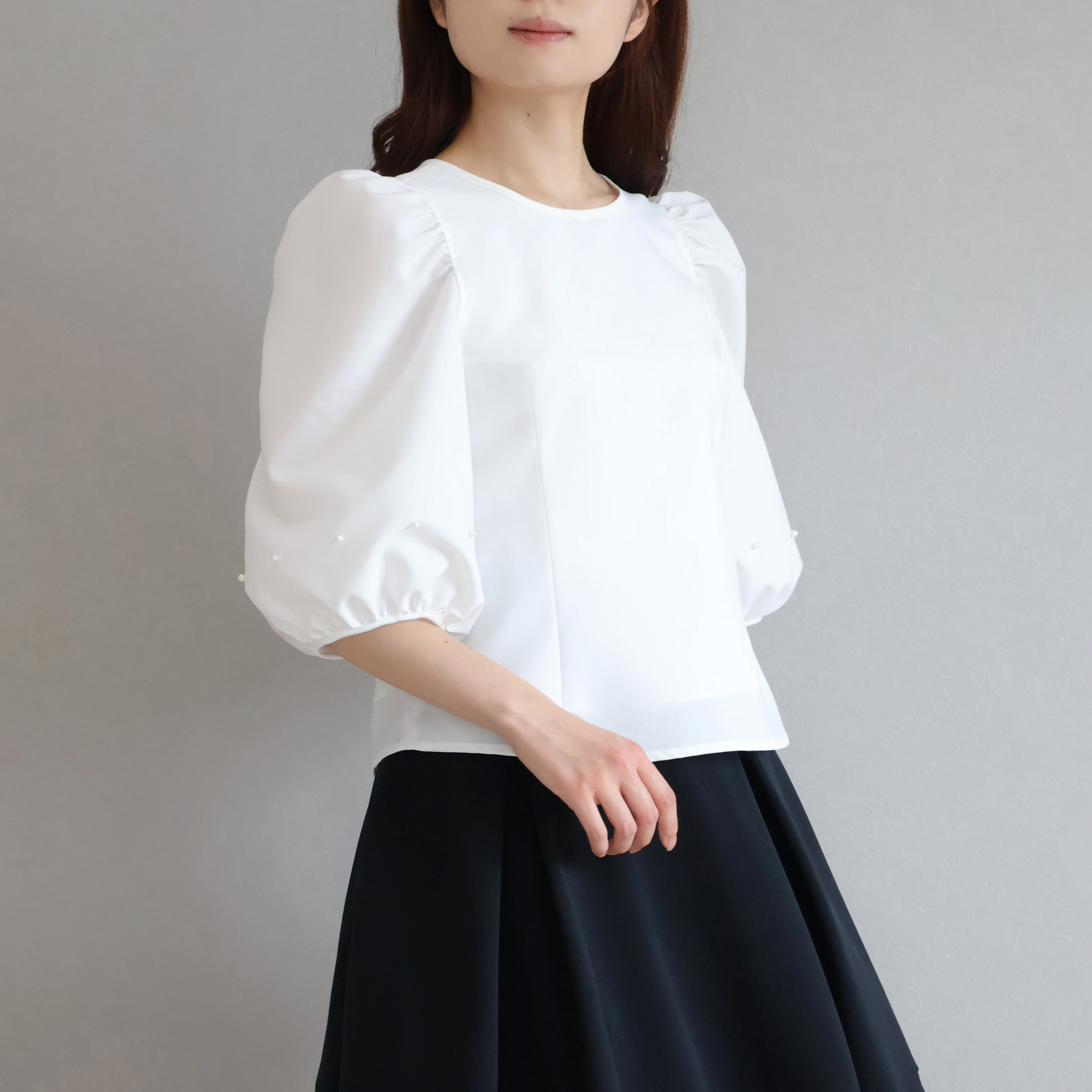 アウトスタイルもキレイに決まる！パール付きパフブラウス【JM1362BE