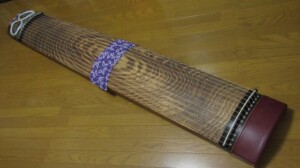琴 くり甲 13弦 子持ち綾杉彫 | 骨董品買取・和楽器買取 五宝堂