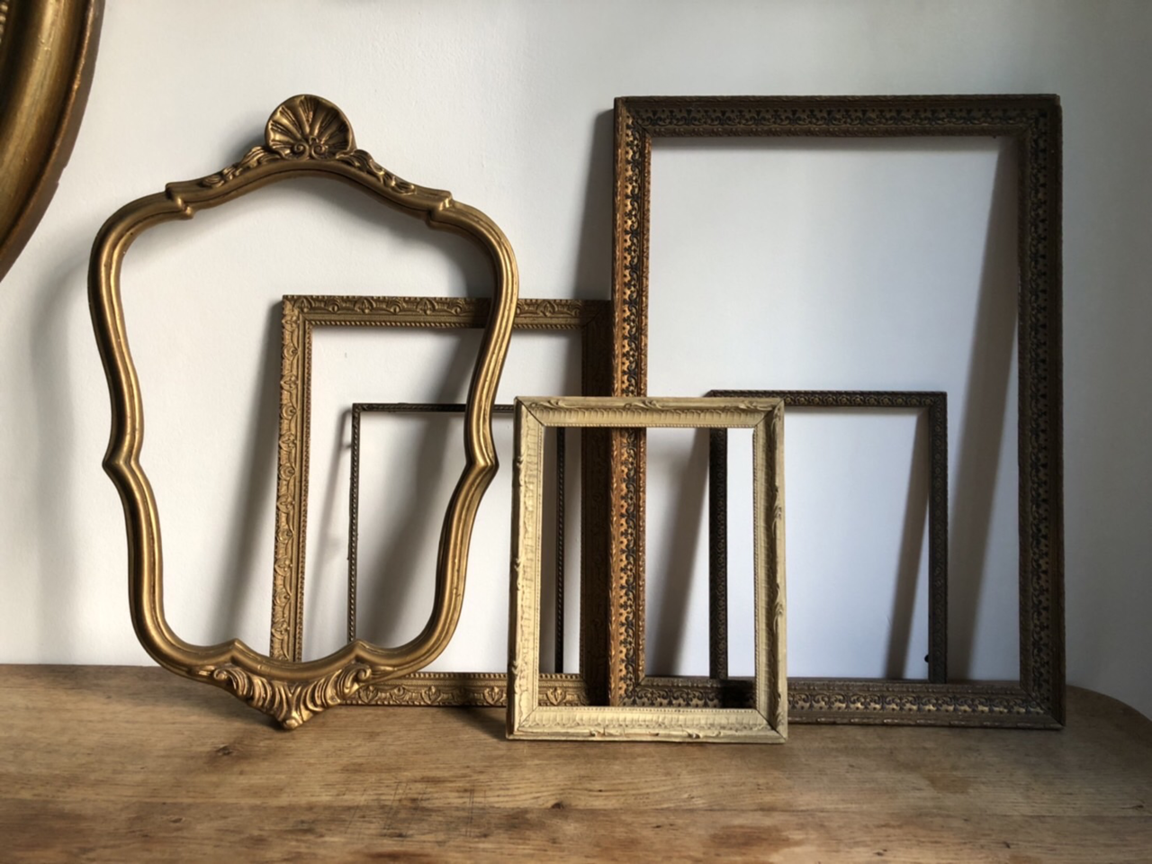 愛すべきフランス・デザイン「アンティークの額縁探しに、額装家と大