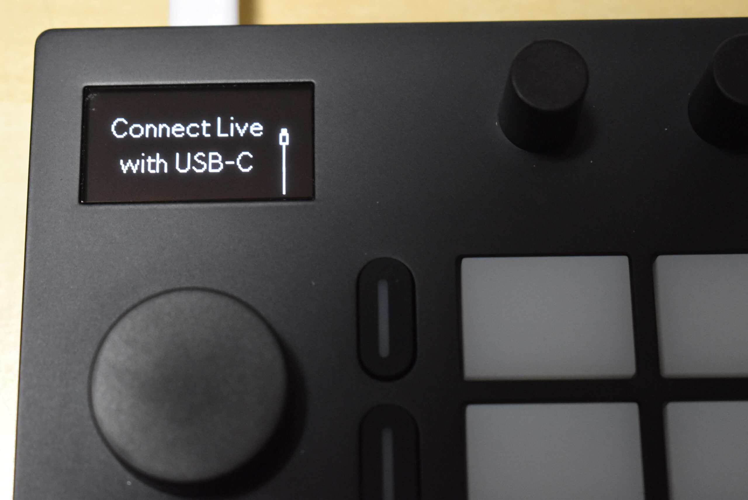 直感的に音楽制作をするためのコンパクトなオールインワン・ガジェット