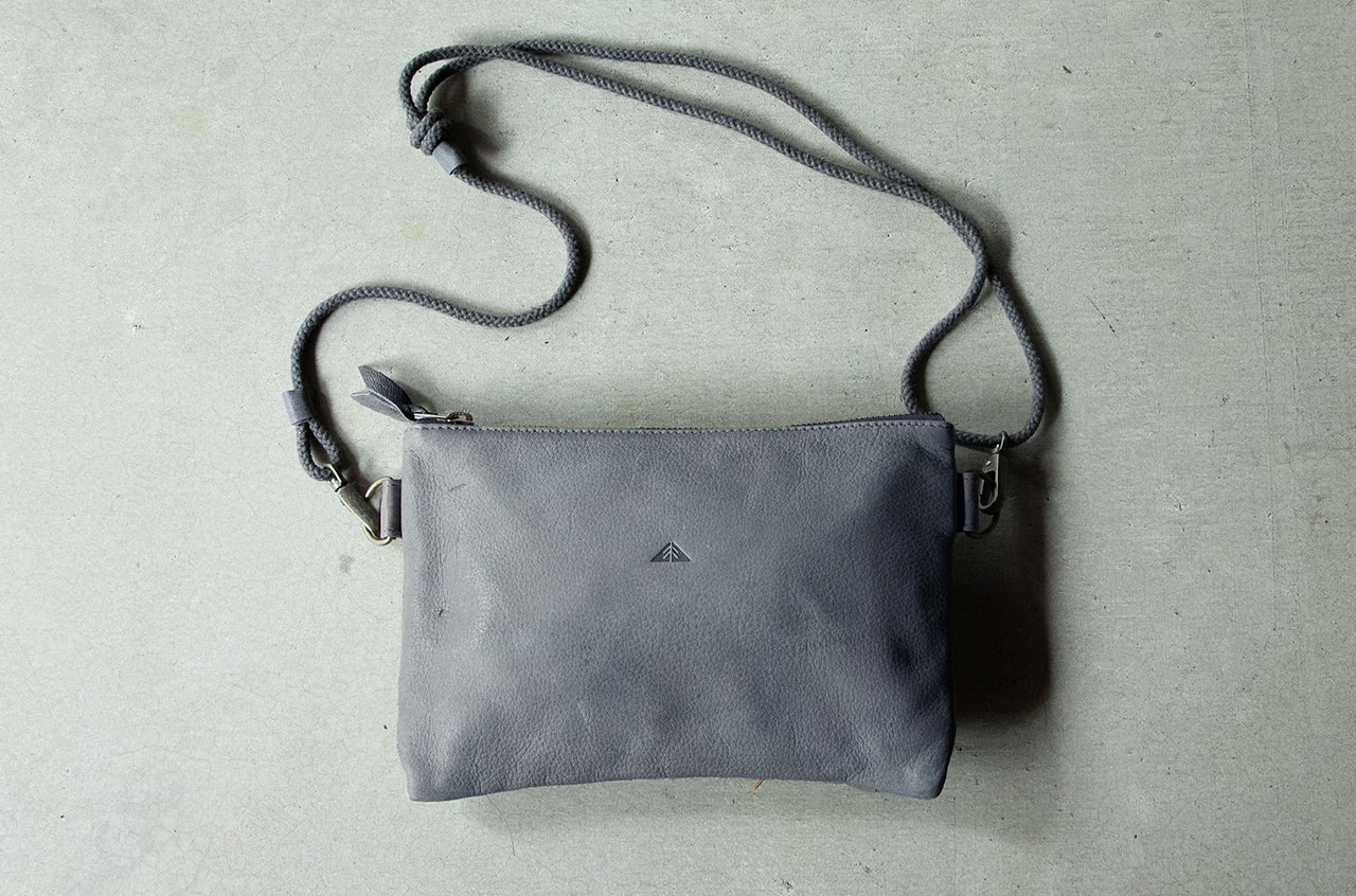 鹿革サコッシュ | 暮らしのあれこれセレクトショップ 縁日