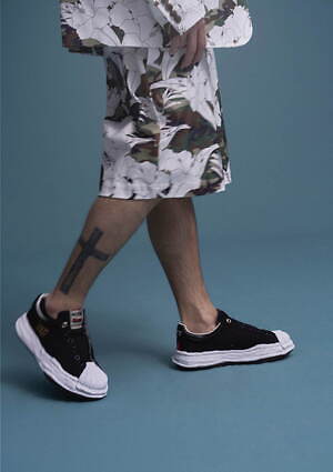 メゾン ミハラヤスヒロ×フェノメノン、シューレースレスのスリッポン