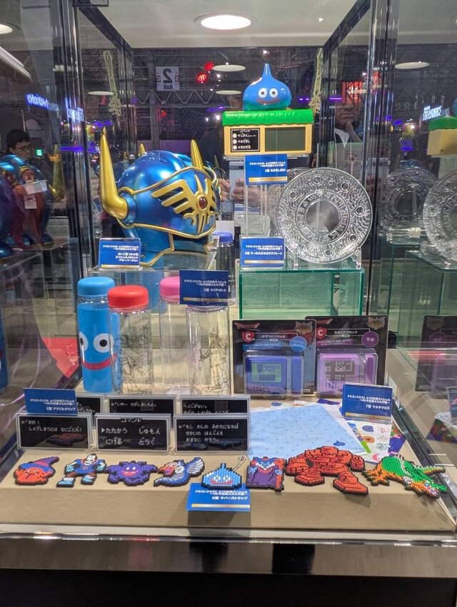 メタリックブルーに輝く「ロトの兜」がクール！「ドラクエ ふくびき所