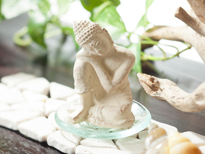 坐像仏陀 卓上ストーンオブジェ [3色展開]【50935ig】 /アジアン雑貨