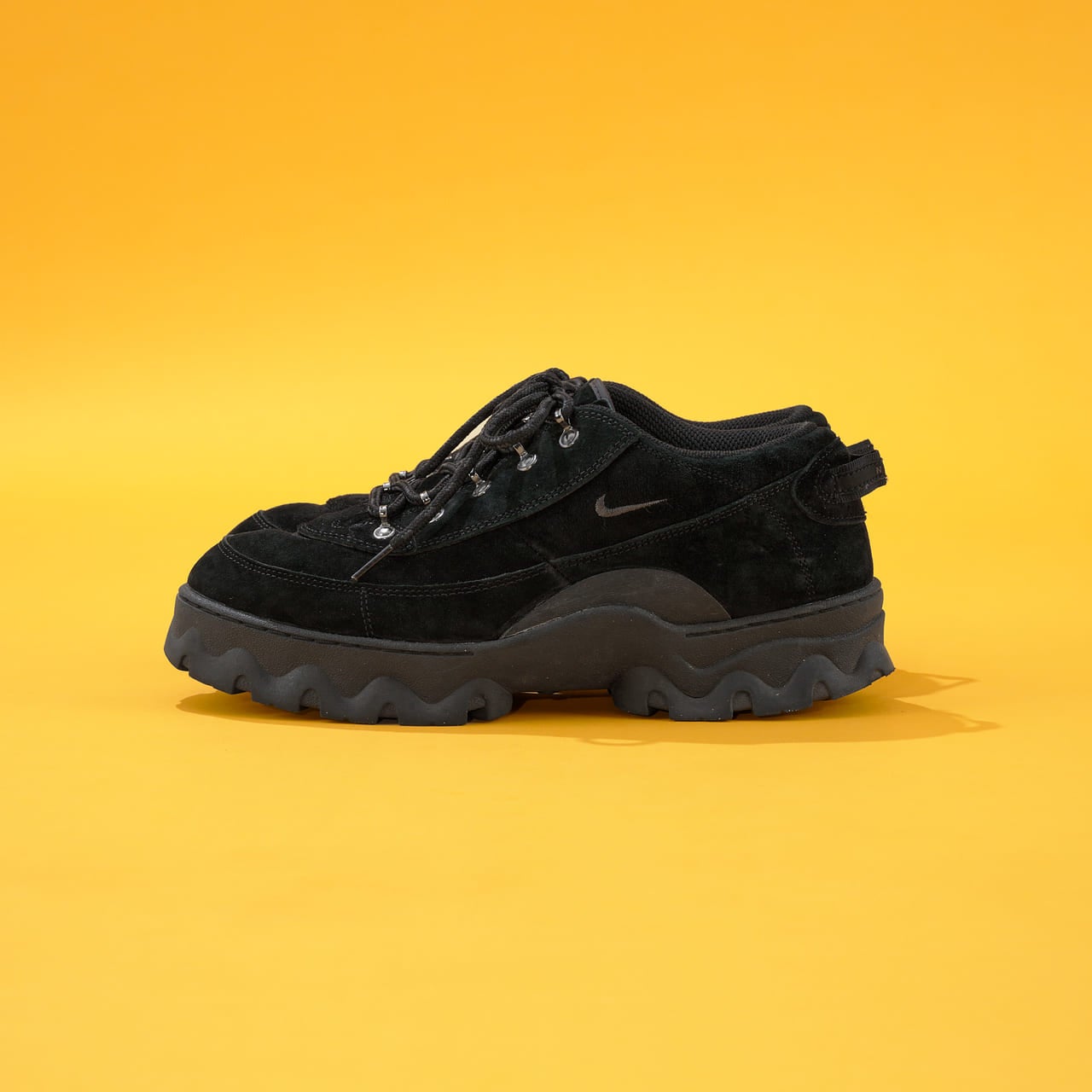 あまりに珍しくてすぐ買った「ナイキ」の黒スニーカー。革靴のようでも