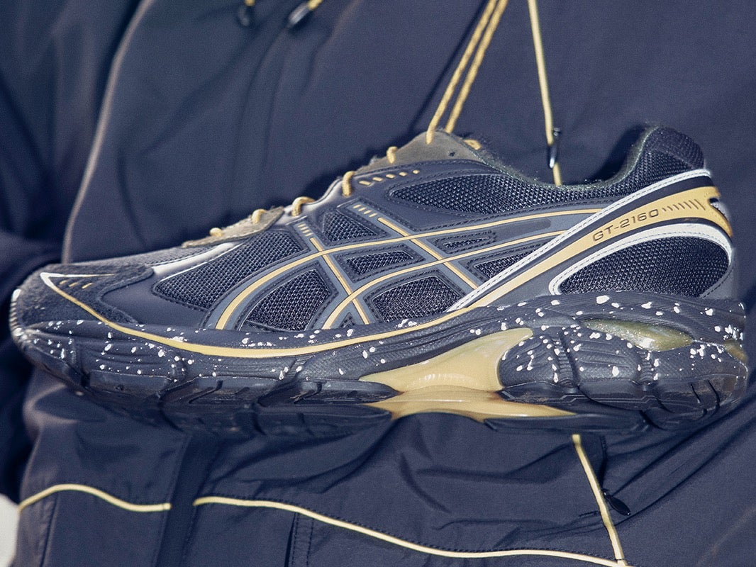 特別な「アシックス」はブラック×イエローのアウトドアムード