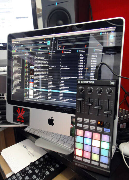 新世代のDJプレイを切り拓く、NI TRAKTOR KONTROL F1が店頭で体感でき