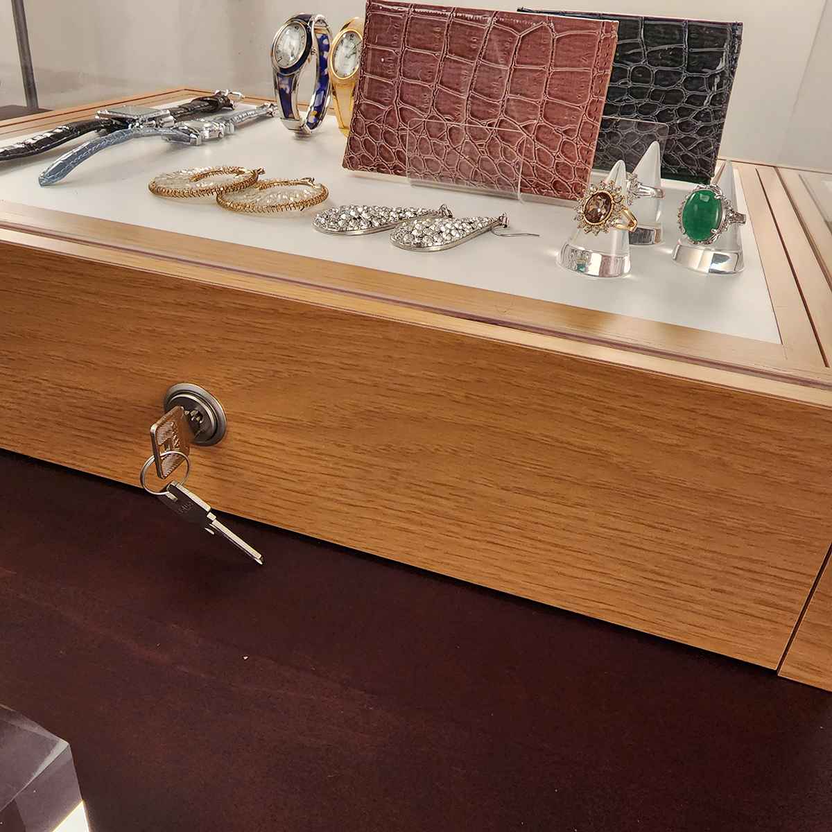 鍵付きアクリルショーケース(引き戸式)