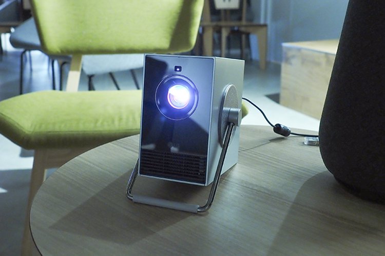 LG、4Kプロジェクター「CineBeam Q」先行体験会で小型さと高画質を
