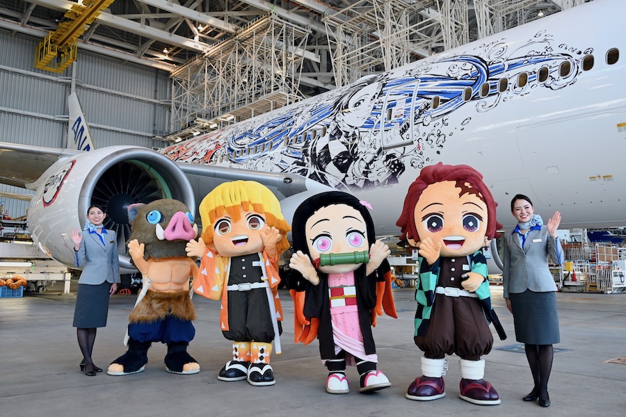 ANA、鬼滅コラボ3号機公開 白地塗装に209枚のデカールで炭治郎ら描く