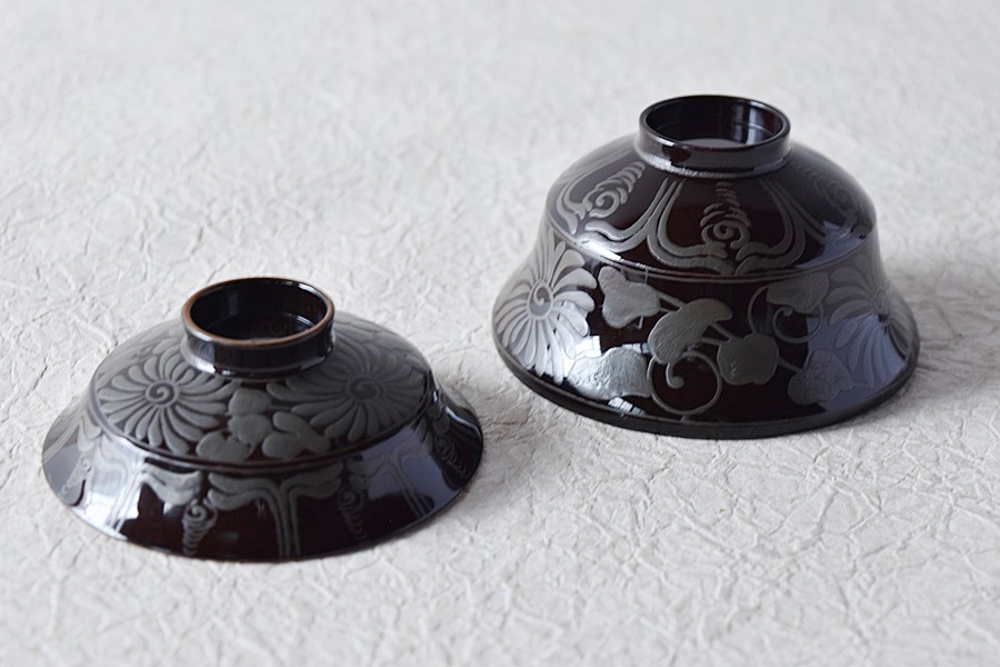 天然木製漆塗 橘屋友七 溜塗菊銀蒔絵小吸物椀 - 生活骨董と古布の