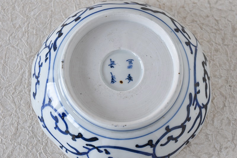 古伊万里 染付 微塵唐草 冨貴長春文 輪花型膾皿 - 生活骨董と古布の