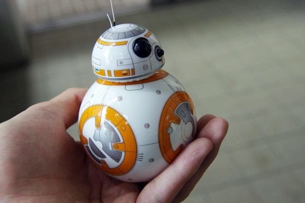 スマホで自在に動くスター・ウォーズ BB-8がメチャ楽しい - 週刊アスキー