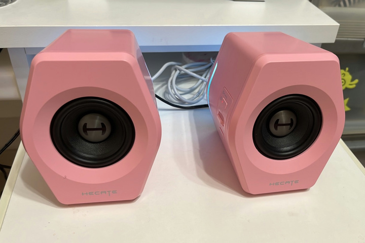 EDIFIER、何気に稀少なピンク一色のゲーミングPCスピーカー『G2000