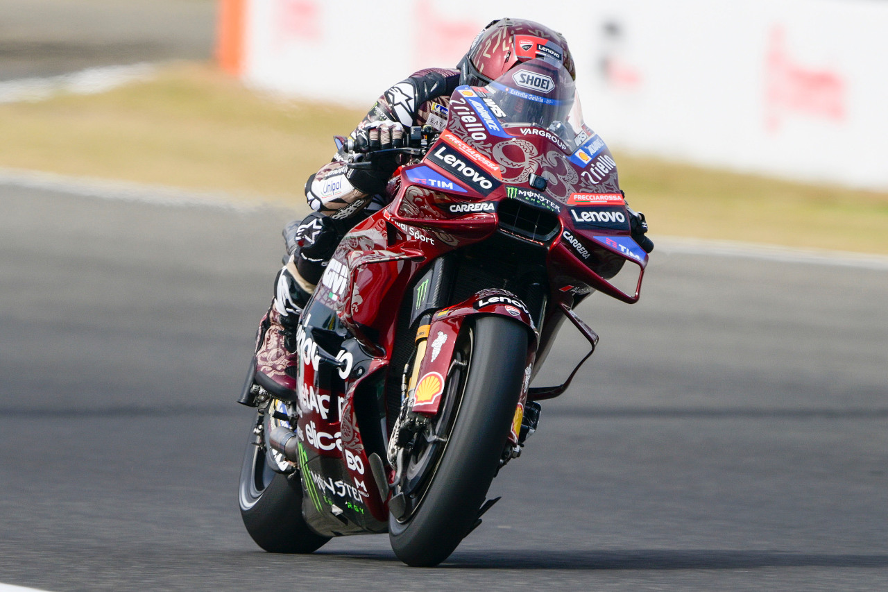 弟従えM.マルケスがリードし同地11年ぶり優勝。残り2周でバニャイア