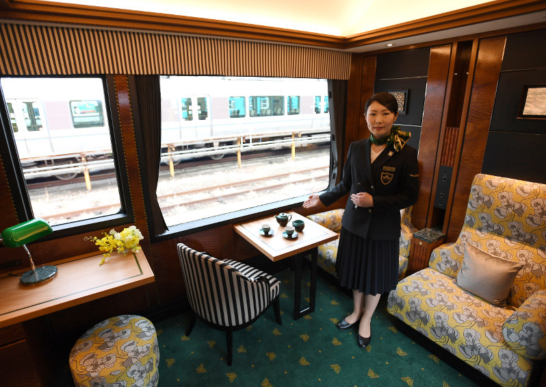 JR西：豪華、さながら高級ホテル「瑞風」編成全車両公開 | 毎日新聞