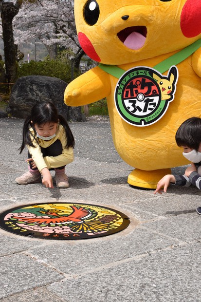 ポケふた」京都に初設置 ホウオウなど10種デザイン、市内5カ所に