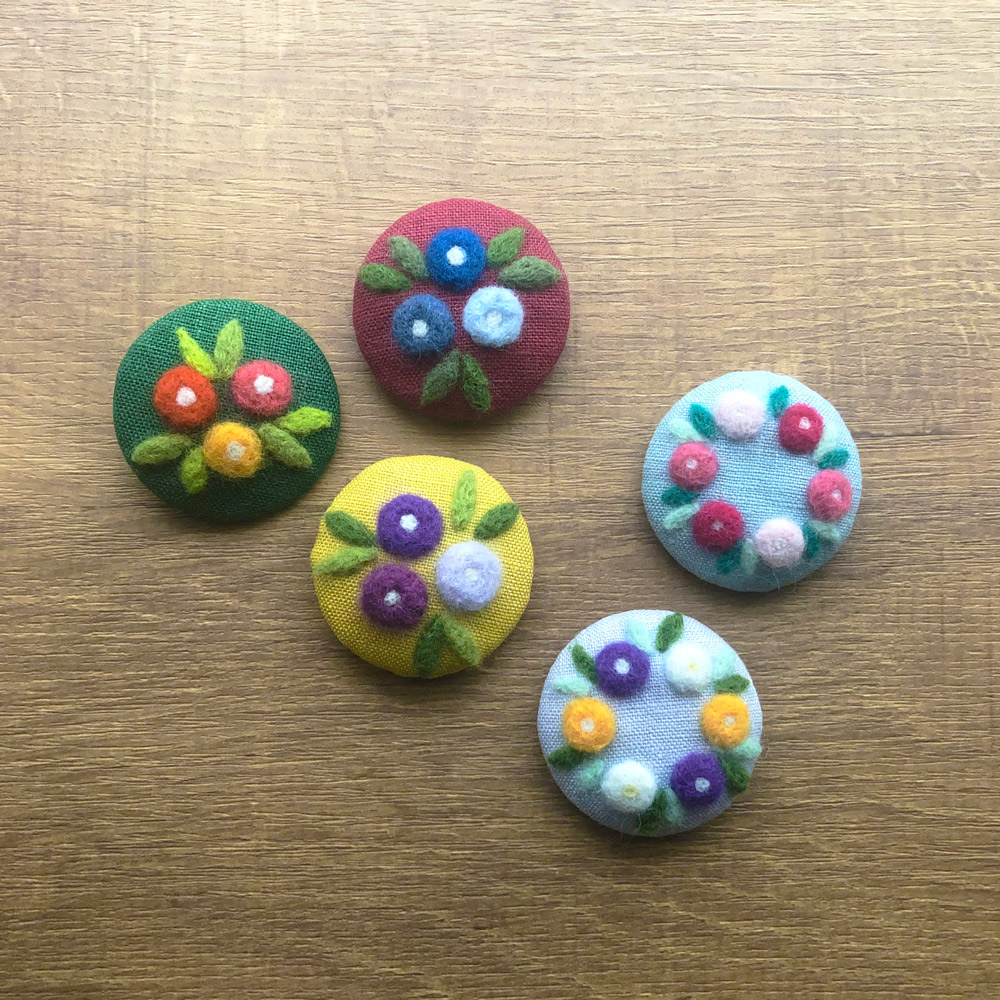 フェルトパンチャーで作る 羊毛刺しゅうのお花ブローチ | 手作りレシピ