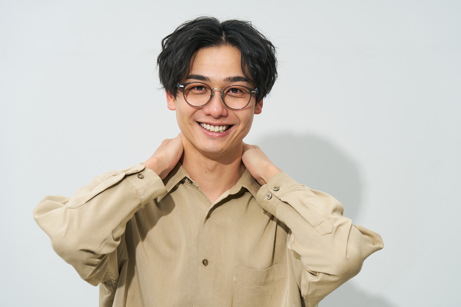 ラバーテンプルが特徴のボストン型メガネ[中顔面短縮みえメガネ