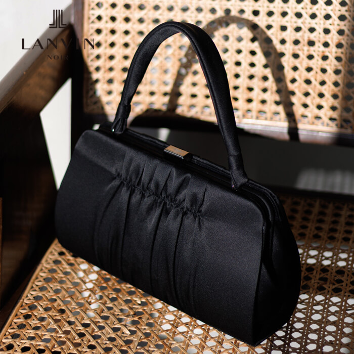 ギャザーデザインの口金バッグ・ブラック｜東京ソワールオンラインストア