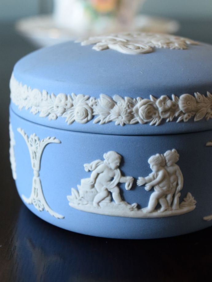 英国アンティークのジャスパーウェア、ウェッジウッドのフタ付きの小物