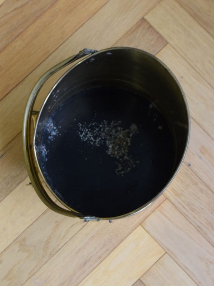 英国から届いたアンティークのおしゃれなバケツ、真鍮製のコール