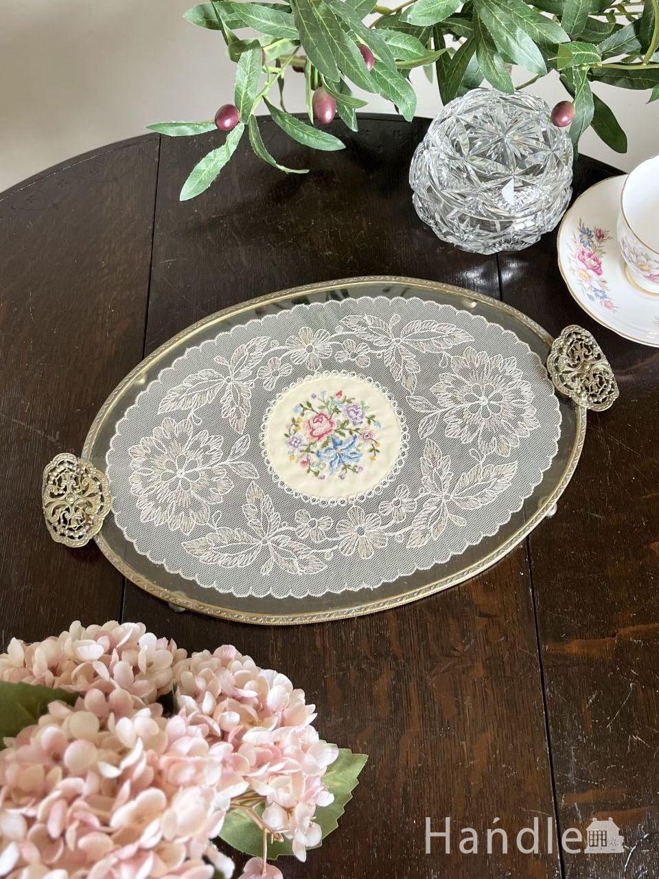 フランスから届いたアンティークのトレイ、プチポワンの刺繍が美しい