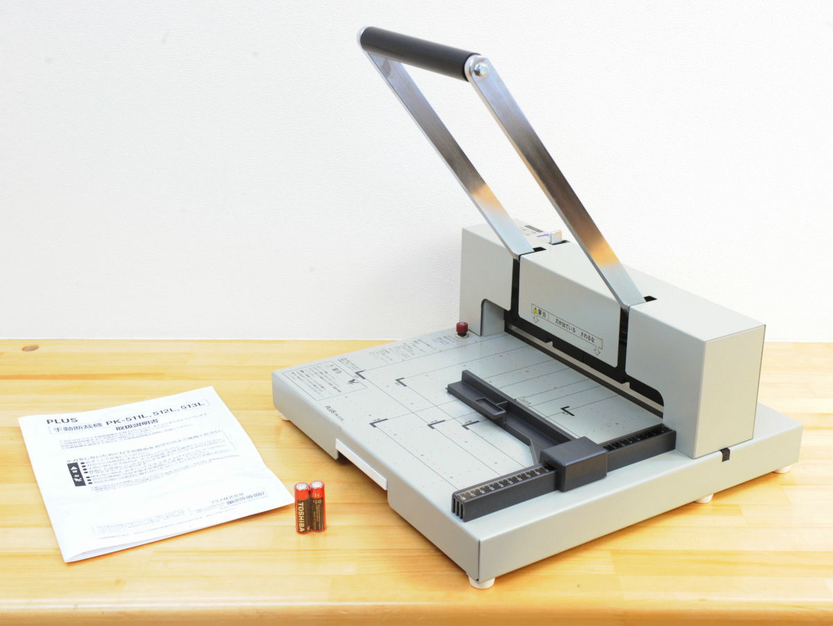 100枚以上の紙を重ねてザクザク切断できる断裁機「PK-513L」実機