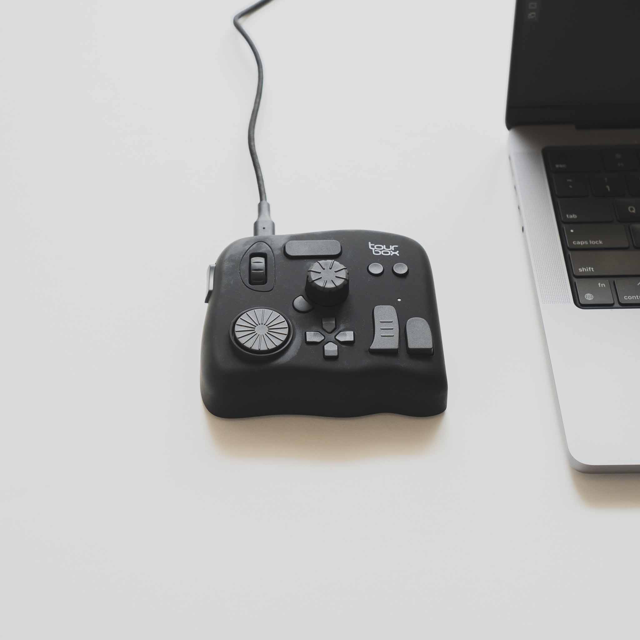 左手にはTourBox NEOを。クリエイターの生産性を高める話題の左手