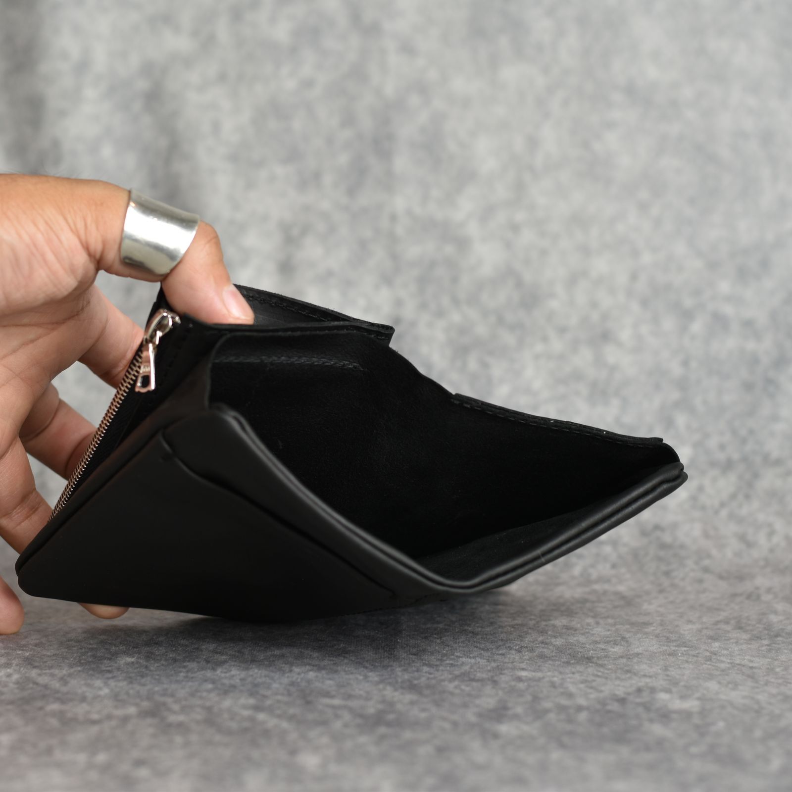 ISAMU KATAYAMA BACKLASH - GUIDI オイルカーフ 二つ折り 財布 （BLACK