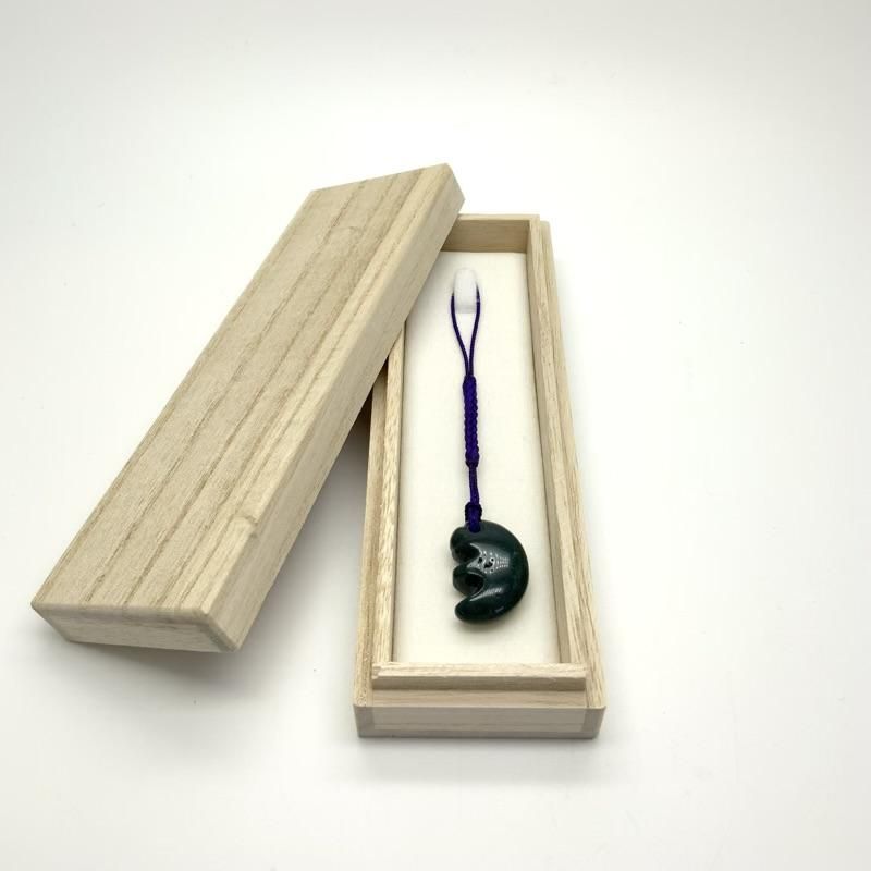 出雲石／碧玉 勾玉 中 AA 獣型 】 出雲石 国産 花仙山 青めのう 緑 櫛