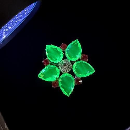 チェコ製 ウランガラスのブローチ お花 - チェコ雑貨とチェコ絵本のお