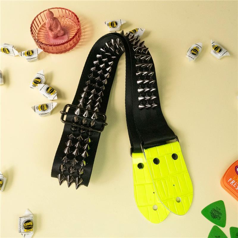 tsundrum_chan イェイイェイエロースタッズギターストラップ ブラック