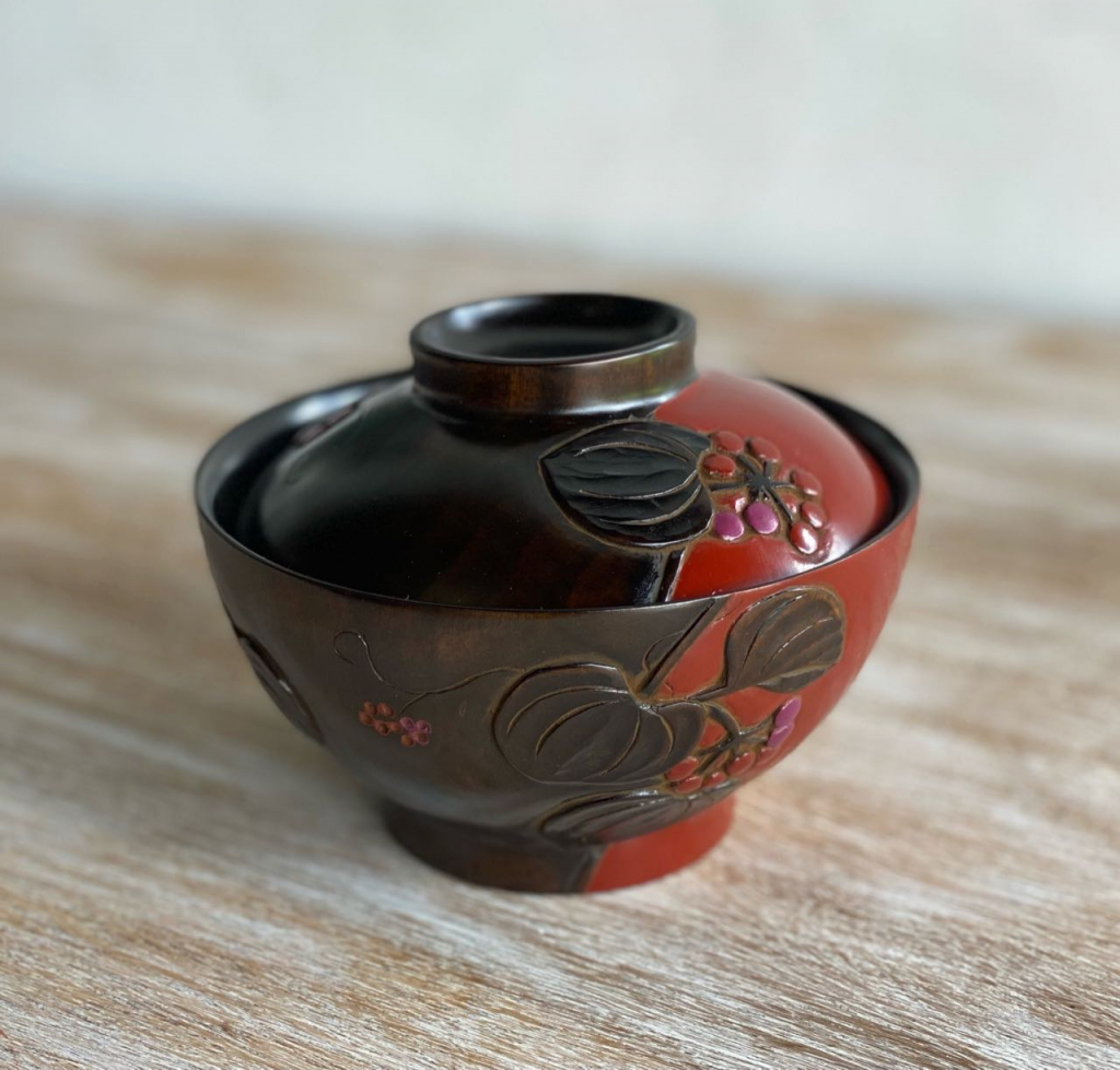 木を刳り貫いて作られた日々の漆のお椀 | 草木彫 川添日記 漆作家