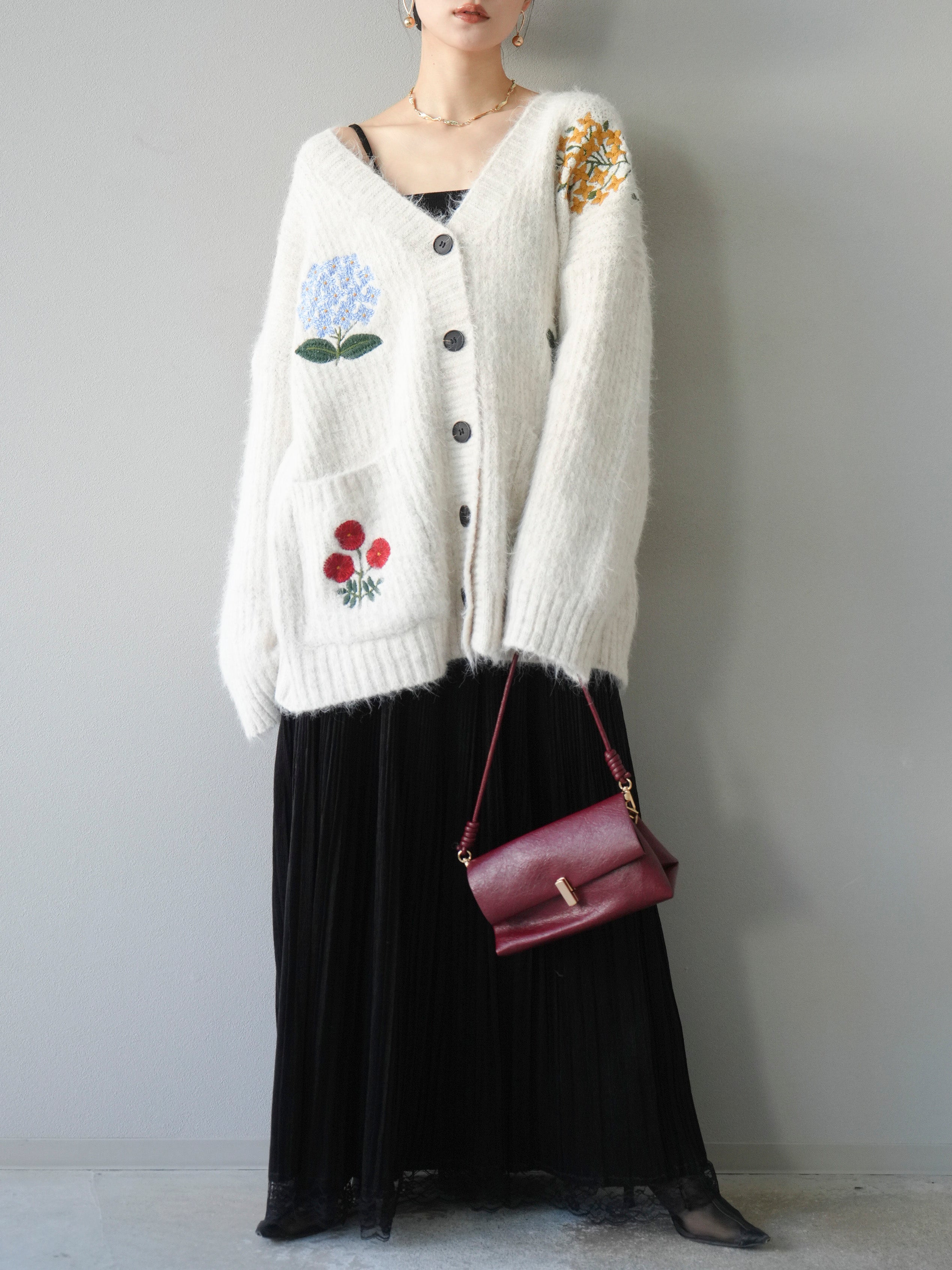予約]フラワー刺繍Vネックオーバーニットカーディガン/アイボリー – Lumier