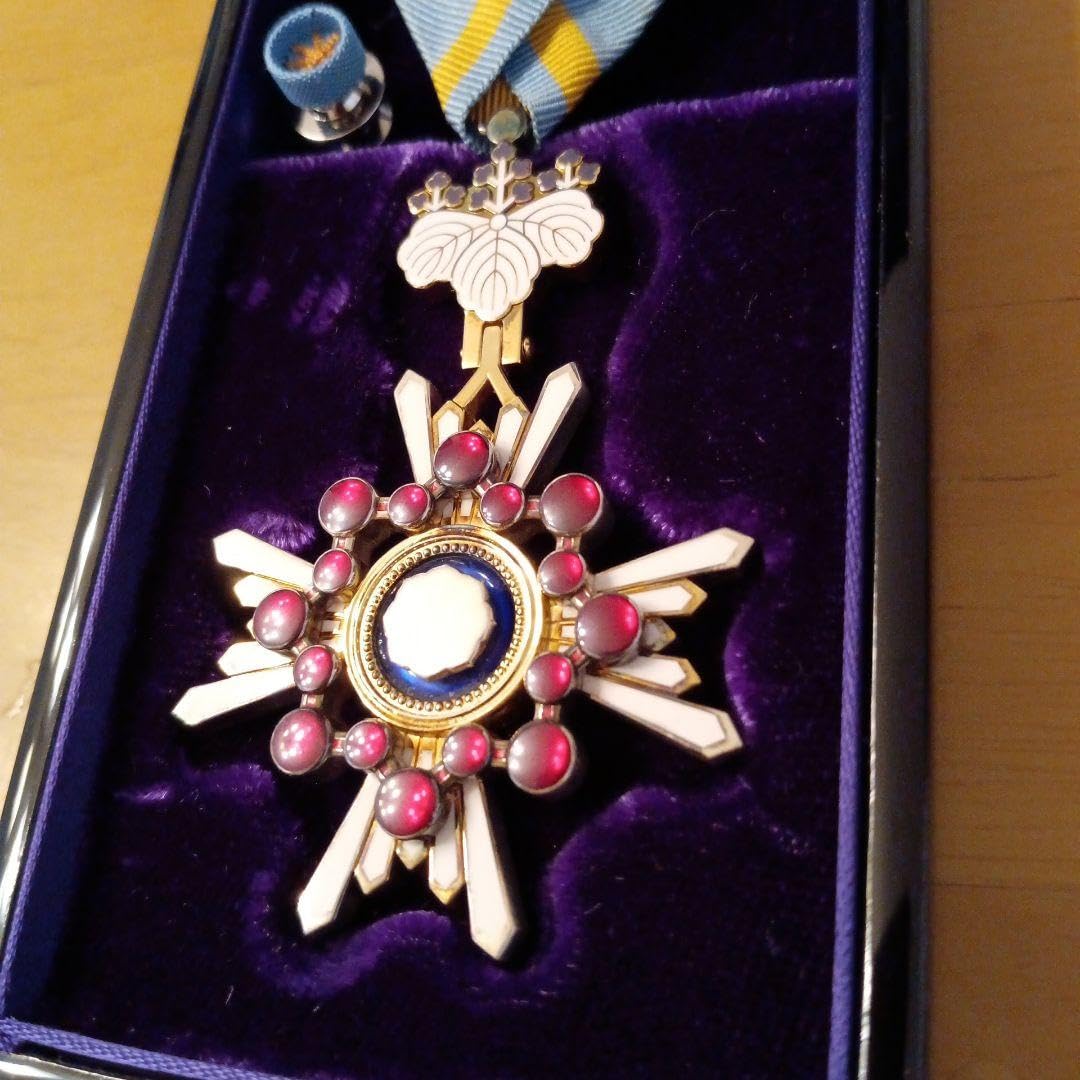 Amazon.co.jp: 極瑞宝双光章 H15制度改正後 新型 完品 本物保証 勲章