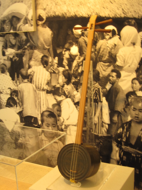 癒しと喜びの器―工芸品と楽器の2つの顔をもつ三線 | 学芸員コラム