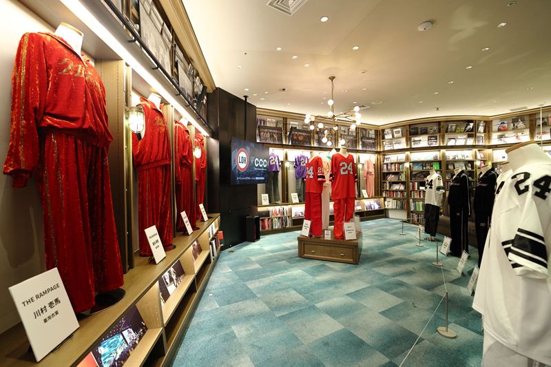 LDHとCCCがコラボで期間限定カフェ、アーティスト初のモバイルVカード