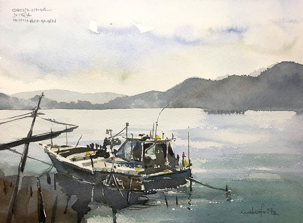 琵琶湖に浮かぶ湖上の有人島「沖島」。民家の前に一艘。この船で生計が