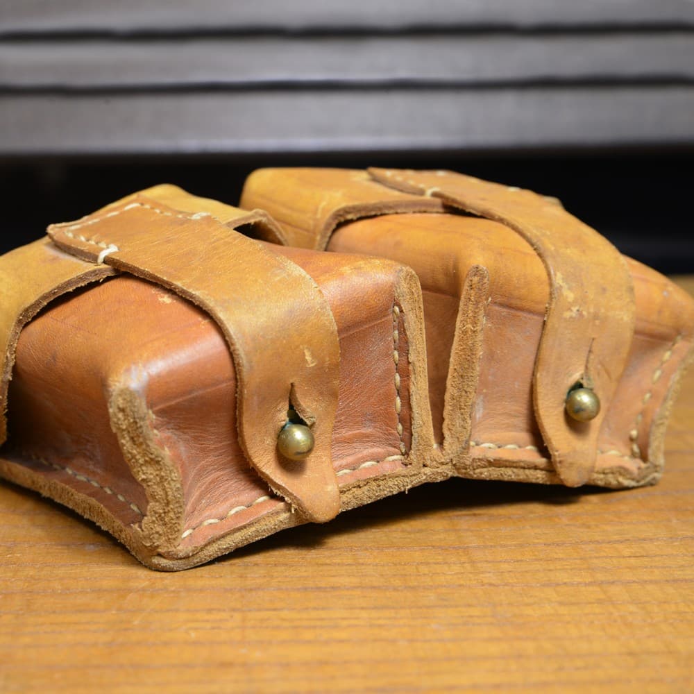チェコ軍放出品 ダブルマガジンポーチ 革製 | ミリタリーショップ