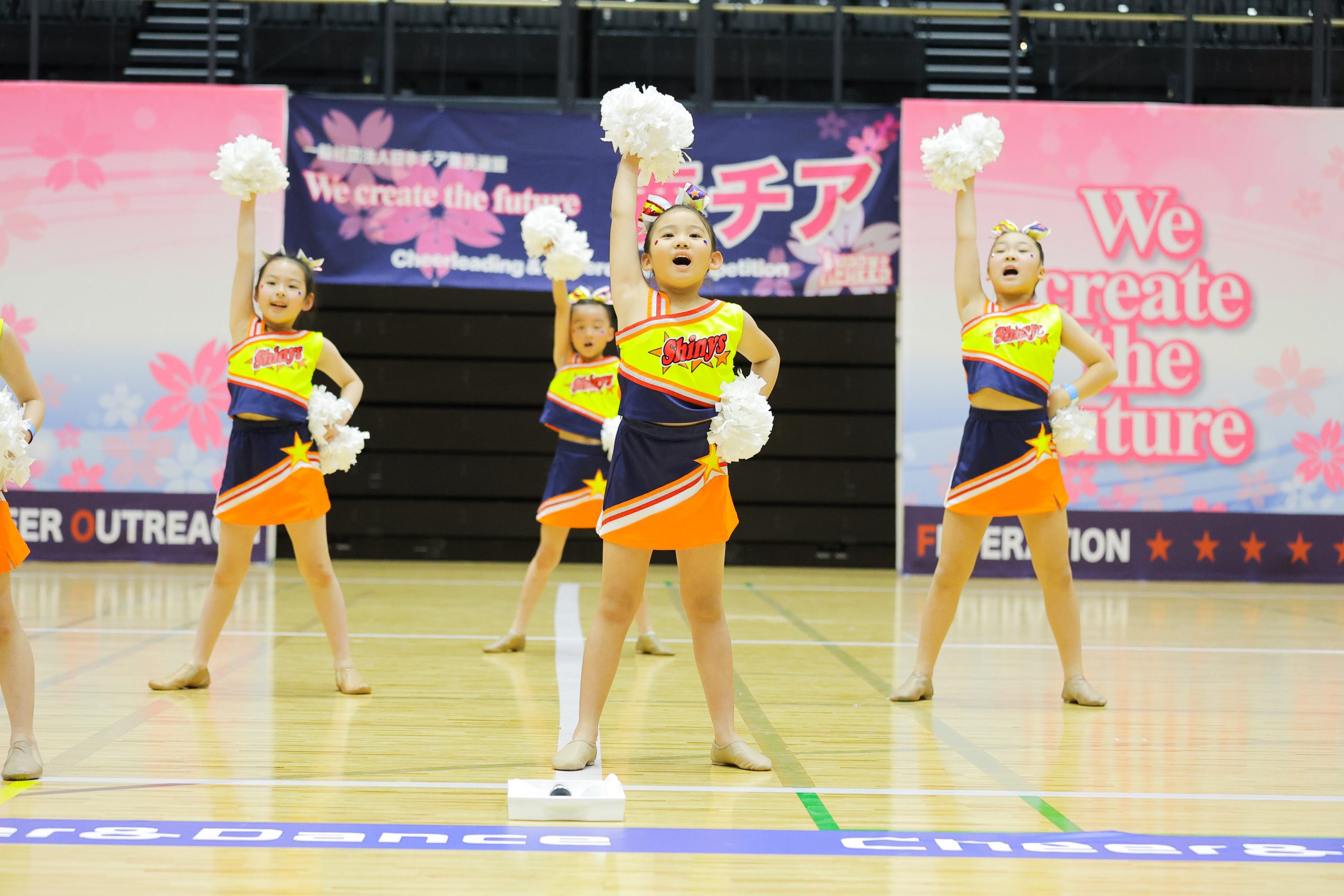 三鷹チアダンススクール Shinys | 【Rivets Pop Education】東京