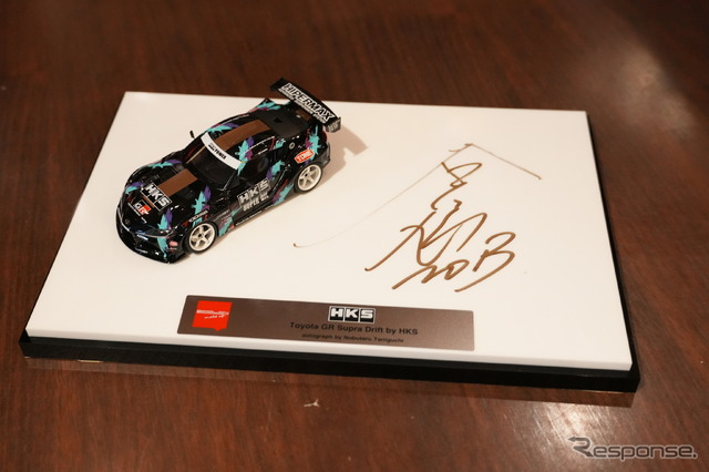 HKSが「東京オートサロン2025」限定/先行販売アイテムを公開、谷口選手