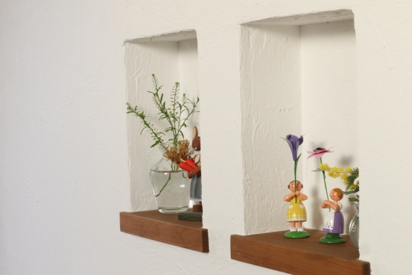 花を持つ少女アネモネ – ドイツ・ザイフェンの木のおもちゃ seiffen