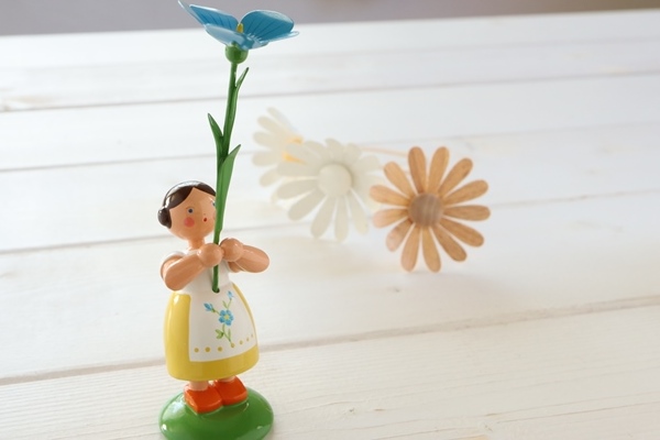 花を持つ少女クリスマスローズ – ドイツ・ザイフェンの木のおもちゃ