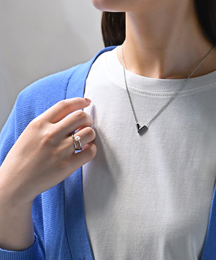 HUG.U（ハグユー） ネックレス V字 ロゴ モチーフ レディース