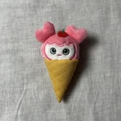 TWICE JYP POPUP アイス ぬいぐるみバッチ モモ モブリー - メルカリ